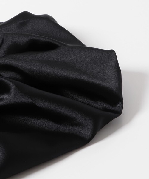 URBAN RESEARCH（アーバンリサーチ）の「ucalypt　Big Satin scrunchie（ヘアゴム・レディース・Black/Brown・-）」の5枚目の写真