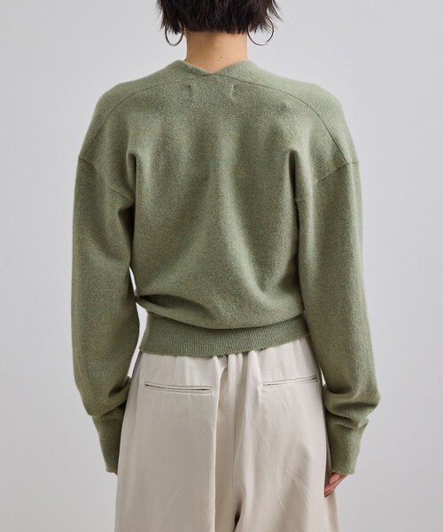 ADAM ET ROPE'（アダムエロペ）の「【extreme cashmere（エクストリーム・カシミア）】ella ニットカーディガン（カーディガン/ボレロ・レディース・グリーン系/カーキ系・F）」の15枚目の写真