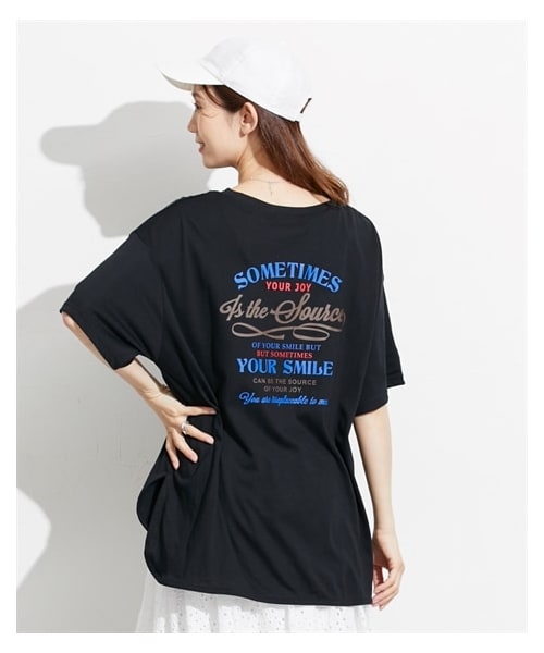 nissen（ニッセン）の「＜大きいサイズ＞５分袖ビッグシルエットプリントチュニックＴシャツ（吸汗速乾）（薄手素材）（Tシャツ/カットソー・レディース・ブルー(スニーカー)/ライトグリーン(カレッジ)/ダスティピンク(リス)/オートミール(フォト)/黒(ネコ)/黒(アメカジ)/オートミール(パンダ)/ブルーグリーン(オーシャン)/グレー(ナンバーロゴ)/ネイビー(フレンチロゴ)/パープル(ネコ)/エメラルド(オーシャン)/オフホワイト(レモン)/くすみピンク(フロントロゴ)/ベージュ(スクエアロゴ)/黒(ハート)/ライトグレー(パンダ)/ライトブルー(アイスクリーム)/ネイビー(手描き風アート)/チャコール(フロントロゴ)・L~LL/3L~4L/5L~6L/8L/10L）」の5枚目の写真