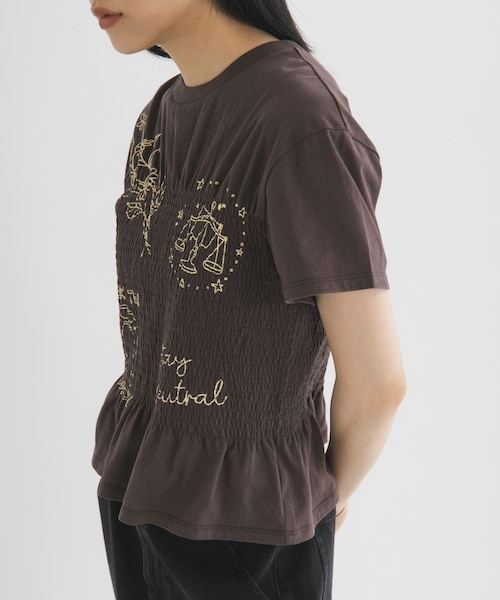 KBF（ケイビーエフ）の「シャーリングデザインプリントTEE（Tシャツ/カットソー・レディース・IVORY/BROWN/BLUE・One）」の2枚目の写真