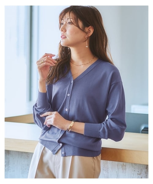 nissen（ニッセン）の「【ひんやり接触冷感】抜け感Ｖネックカーディガン（ＵＶカット・毛玉になりにくい・遮熱）<大きいサイズ有>（カーディガン/ボレロ・レディース・黒/オフホワイト/杢グレー/セージグリーン/ブルーグレー/ネイビー/ペールラベンダー/ダスティグリーン/ライム/ベージュ/グレージュ・S/M/L/LL/3L/4L/5L/6L）」の14枚目の写真