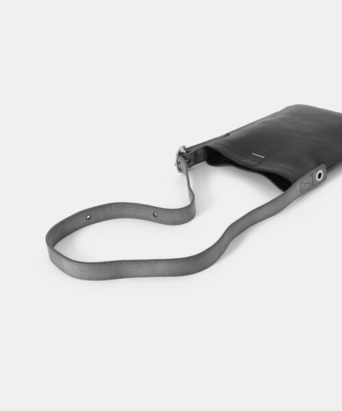 URBAN RESEARCH（アーバンリサーチ）の「Hender Scheme　one side belt bag small（ショルダーバッグ・メンズ・black/beige・FREE）」の7枚目の写真