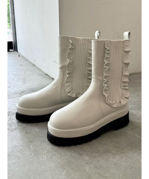 CALNAMUR（カルナムール）の「SIDE GORE FRILL SHORT BOOTS/サイドゴアフリルショートブーツ（ブーツ・レディース・アイボリー/ブラック・M/L/S）」の4枚目の写真