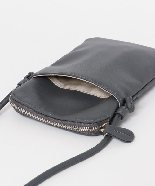 ITEMS URBANRESEARCH（アイテムズ アーバンリサーチ）の「Fake Leather Shoulder Bag（ショルダーバッグ・メンズ・GRY/BLK・-）」の10枚目の写真