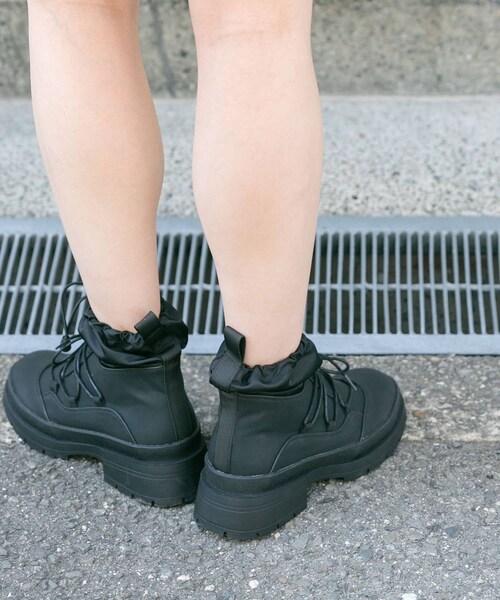 KBF（ケイビーエフ）の「タンクソールワークブーツ（ブーツ・レディース・BLACK/BEIGE・23.5/24/24.5）」の10枚目の写真