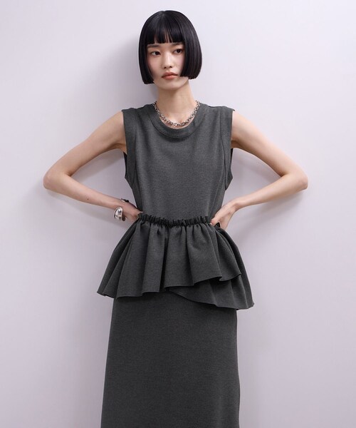 ADAM ET ROPE'(アダムエロペ)の「【WEB限定】ペプラムロングワンピース(ワンピース・レディース・ブラック/チャコール/ブラウン・F)」の17枚目の写真