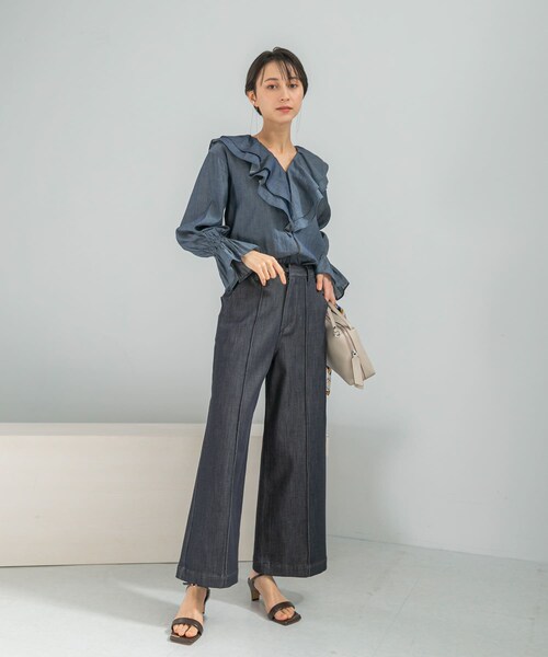 URBAN RESEARCH ROSSO（アーバンリサーチロッソ）の「Vネックラッフルシアーデニムブラウス（シャツ/ブラウス・レディース・INDIGO/DARK NAVY・Free）」の14枚目の写真
