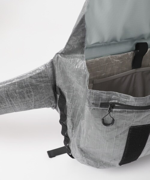 EKAL(エカル)の「CMF OUTDOOR GARMENT MESSENGER BAG DYNEEMA(メッセンジャーバッグ・メンズ・GRAY/WHITE・One)」の12枚目の写真