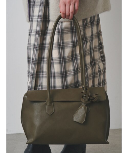 ELENDEEK（エレンディーク）の「CURVE FLAP BOSTON BAG（ボストンバッグ・レディース・ブラック/オリーブ/ブラウン・F）」の3枚目の写真