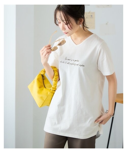 nissen（ニッセン）の「【ひんやりコットン】プリントVネックチュニックTシャツ（綿１００％・接触冷感・UVカット）（選べる柄）＜大きいサイズ有＞（チュニック・レディース・[終売]カジュアルロゴ:グレージュ/[終売]カジュアルロゴ:アイス杢/[終売]タテロゴ:黒/タテロゴ:オフホワイト/カレッジロゴ:オフホワイト/[終売]カレッジロゴ:グレージュ/[終売]ソファネコ:スモーキーブルー/[終売]かくれんぼネコ:ネイビー/[終売]かくれんぼネコ:アイス杢/タワー:ミント/カットフラワー:ラベンダー/[終売]マリンロゴ:ブルーグリーン/[終売]アメカジロゴ:チャコールグレー/[終売]フライングバード:モーブグリーン/大人ロゴ:オフホワイト/ポップネコ:ブルーグリーン/カーブロゴ:黒/ソフトロゴ:チャコールグレー/ボタニカル:ミント/ハートロゴ:ピンクベージュ/衿花:ダークブルー/ブックネコ:オートミール/フレンチロゴ:ベージュ/筆記ロゴ:オフホワイト/パンダ:チャコールグレー/伸びネコ:ネイビー/花:ダークピンク/シティ:ソフトブルー・S/M/L/LL/3L/4L/5L/6L）」の4枚目の写真