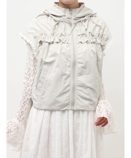 merry jenny（メリージェニー）の「frill nylon jacket（ベスト・レディース・アイボリー/チャコールグレー/ピンク・F）」の2枚目の写真