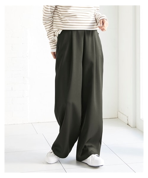 nissen（ニッセン）の「大きいサイズ のびるとろみタックワイドパンツ（ゆったりヒップ）（パンツ・レディース・スモークイエロー/ディープグリーン/アイスグレー/バイオレットパープル/黒/マロンブラウン/ディープブルー/ラベンダー/サンセットレッド/マスタードイエロー・L/LL/3L/4L/5L/6L/8L/10L）」の3枚目の写真
