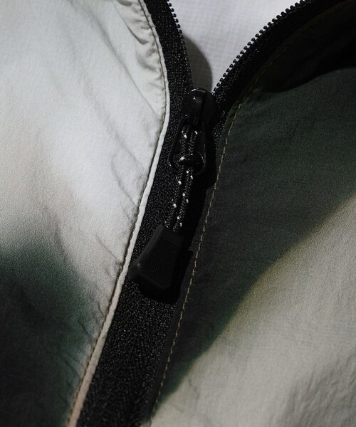 ADAM ET ROPE'（アダムエロペ）の「【BAL/バル】LIGHT WEIGHT WIND SHELL JACKET（ブルゾン・メンズ・チャコール/サックス/その他・1/2）」の13枚目の写真