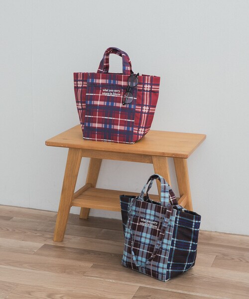 URBAN RESEARCH DOORS(アーバンリサーチドアーズ)の「『別注』beej×DOORS チェックトートバッグ(トートバッグ・レディース・RED×NAVY/BRN×BLUE・One)」の11枚目の写真