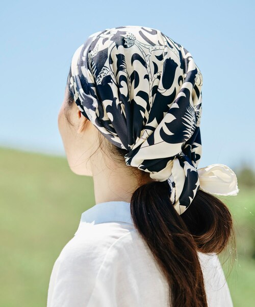 かぐれ（カグレ）の「AENEIS　MUR FLORAL SILK SCARF（バンダナ/スカーフ・レディース・BLACK・-）」の2枚目の写真