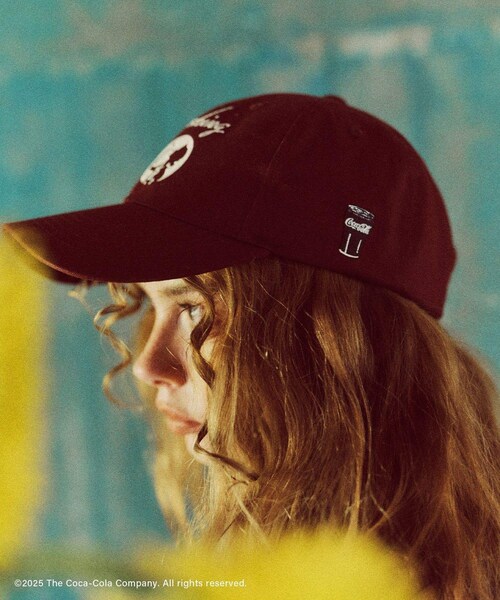 VIS(ビス)の「【Coca-Cola】VIS別注エンブロイダリーキャップ(キャップ・レディース・ブラック/ワイン・F)」の5枚目の写真