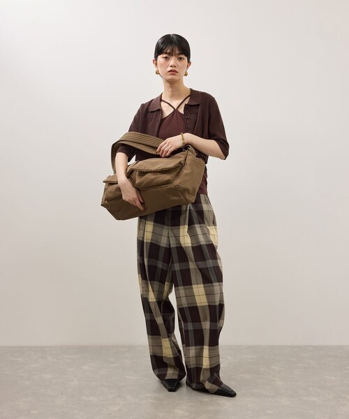 ADAM ET ROPE'(アダムエロペ)の「【WEB限定】撥水ビッグショルダーダブルポケットバッグ(ショルダーバッグ・レディース・ブラック/ブラウン系・F)」の7枚目の写真