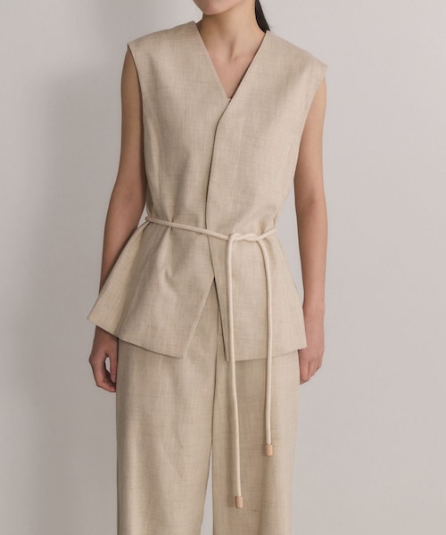 ADAM ET ROPE'（アダムエロペ）の「【EMOELLE】シルクネップジレトップス（ベスト・レディース・キナリ/ベージュ・36/38）」の2枚目の写真