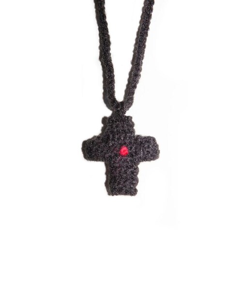 ADAM ET ROPE'（アダムエロペ）の「【RICE NINE TEN】HAND KNIT CROSS NECKLACE（チョーカー・レディース・ブラック/レッド・F）」の3枚目の写真