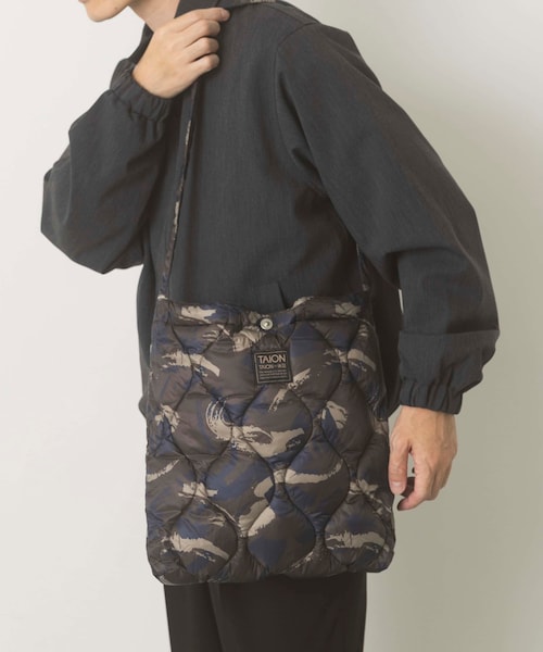 ITEMS URBANRESEARCH(アイテムズ アーバンリサーチ)の「TAION Cross Body Down Bag -M(ショルダーバッグ・メンズ・BLK/G.BEIGE/D.OLIVE/D.NAVY/PAINT CAMO・-)」の5枚目の写真