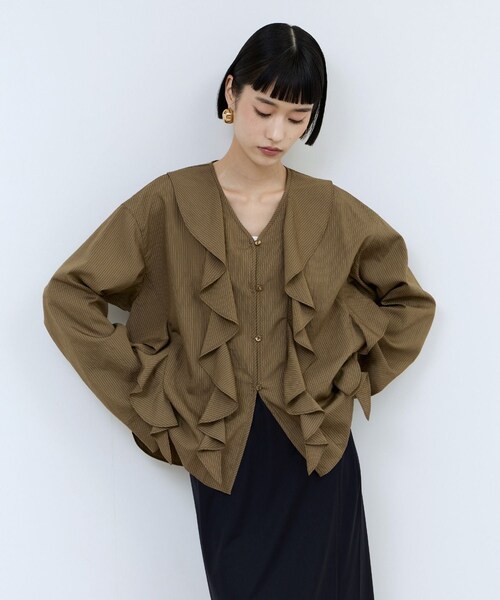 ADAM ET ROPE'(アダムエロペ)の「【WEB限定】オーバーラッフルフリルブラウス(シャツ/ブラウス・レディース・ホワイト/ブラウン/ブルー・F)」の2枚目の写真