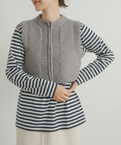URBAN RESEARCH DOORS(アーバンリサーチドアーズ)の「『別注』KHWOPA SPIRIT×DOORS ショート丈ZIPベスト(ニット/セーター・レディース・グレー/レッド/ネイビー・one)」の5枚目の写真