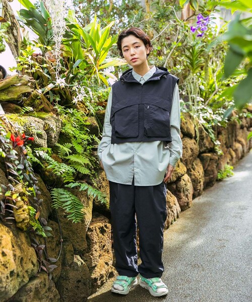 EKAL（エカル）の「『URTECH』ナイロンタッサー ベスト（ベスト・レディース・グラファイト/ネイビー・One）」の22枚目の写真