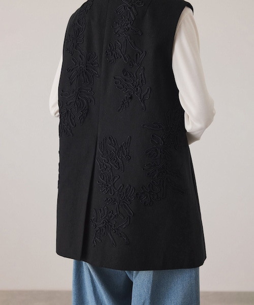 ADAM ET ROPE'（アダムエロペ）の「エンブロイダリージレ（ベスト・レディース・ブラック/キナリ・F）」の4枚目の写真