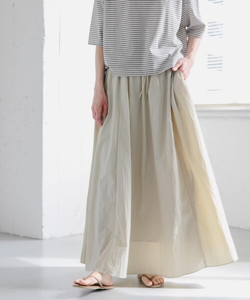 URBAN RESEARCH DOORS(アーバンリサーチドアーズ)の「FORK&SPOON ナイロンギャザースカート(スカート・レディース・BLACK/OFF/LIGHTBEIGE・1/2)」の3枚目の写真