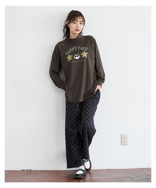 nissen（ニッセン）の「大きいサイズセットアップ（モックネックトップス+ワイドパンツ）【HAPPYFACE】（チュニック・レディース・ブルー+モカ系/セージグリーン+黒系/チャコールグレー+黒系・L/LL/3L/4L/5L/6L/8L/10L）」の2枚目の写真