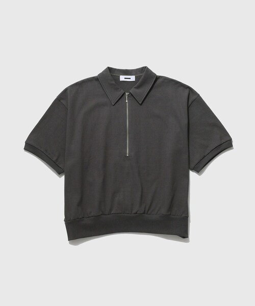 ADAM ET ROPE'(アダムエロペ)の「【REVERBERATE/リバーバレイト】HALF ZIP JERSEY SHORT SLEEVE(ポロシャツ・メンズ・ブラック/チャコール/ブルー系・2)」の2枚目の写真