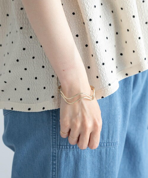 URBAN RESEARCH Sonny Label（アーバンリサーチサニーレーベル）の「ウェーブバングル（ブレスレット・レディース・シルバー/ゴールド・one）」の2枚目の写真