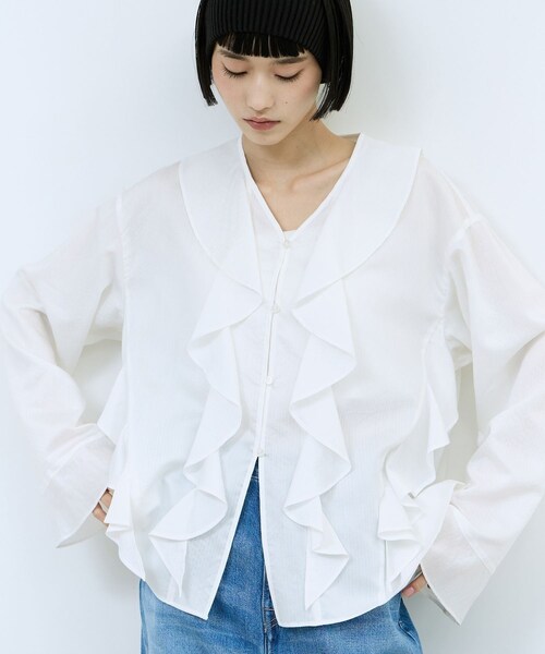 ADAM ET ROPE'(アダムエロペ)の「【WEB限定】オーバーラッフルフリルブラウス(シャツ/ブラウス・レディース・ホワイト/ブラウン/ブルー・F)」の14枚目の写真