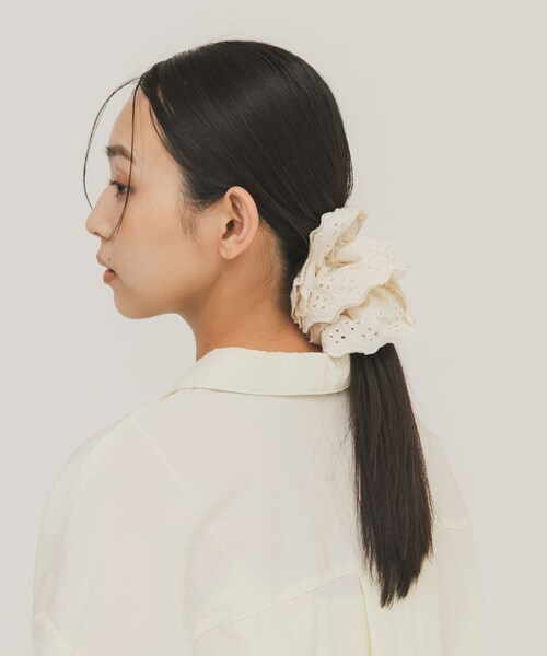 KBF（ケイビーエフ）の「レースシュシュ（ヘアゴム・レディース・IVORY/BLACK・One）」の4枚目の写真
