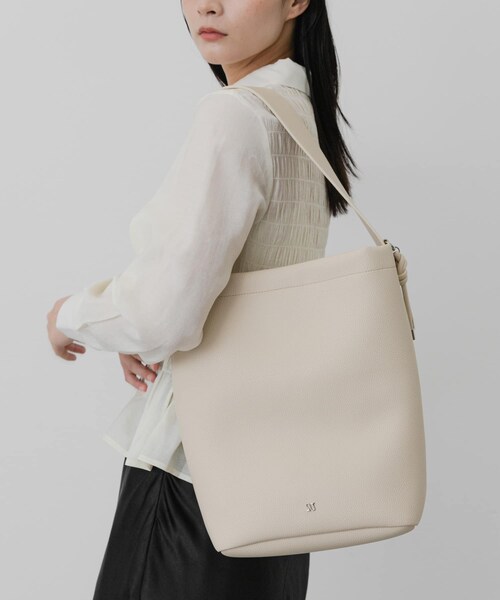 SENSE OF PLACE by URBAN RESEARCH（センスオブプレイスバイアーバンリサーチ）の「チャームツキバケツバッグ（ショルダーバッグ・レディース・IVORY/BLACK/BROWN・One）」の4枚目の写真