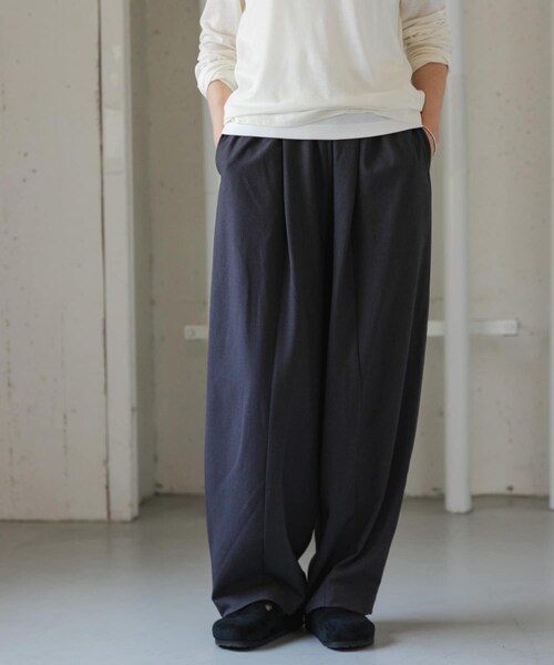 URBAN RESEARCH DOORS（アーバンリサーチドアーズ）の「FORK&SPOON　TRシームコクーンパンツ（その他パンツ・レディース・CHARCOAL/NAVY・1/2）」の4枚目の写真
