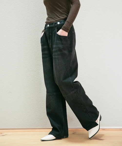 URBAN RESEARCH ROSSO（アーバンリサーチロッソ）の「YENN　TUCK BELT DESIGN PANTS（デニムパンツ・レディース・BLACK・36/38/40）」の2枚目の写真