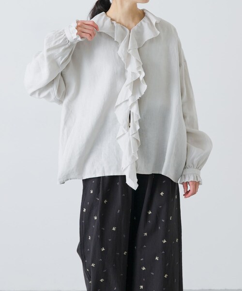 かぐれ(カグレ)の「リネンフリルカラーシャツ(シャツ/ブラウス・レディース・OFF/LIGHT GRAY/BLACK・Free)」の5枚目の写真