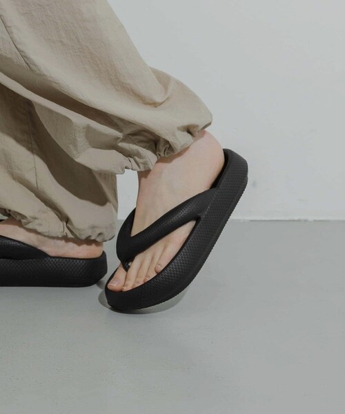 SENSE OF PLACE by URBAN RESEARCH（センスオブプレイスバイアーバンリサーチ）の「『WEB限定』トングクッションサンダル（サンダル・レディース・BLACK・24/25）」の15枚目の写真