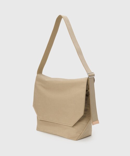 ADAM ET ROPE'(アダムエロペ)の「【HenderScheme/エンダースキーマ】flap shoulder big(ショルダーバッグ・メンズ・ブラック/ベージュ・F)」の4枚目の写真