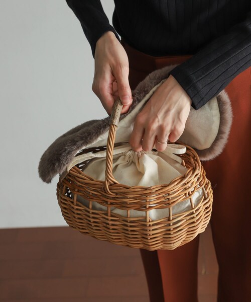 URBAN RESEARCH DOORS（アーバンリサーチドアーズ）の「ファー×アラログバッグ（かごバッグ・レディース・BEIGE/GRAY・one）」の2枚目の写真