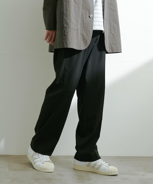 URBAN RESEARCH DOORS(アーバンリサーチドアーズ)の「『UR TECH』完声2タックワイドトラウザー(その他パンツ・メンズ・GREIGE/CHARCOAL/BLACK・S/M/L)」の1枚目の写真