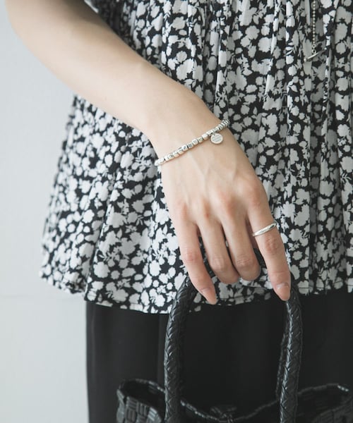 URBAN RESEARCH(アーバンリサーチ)の「PHILIPPE AUDIBERT SQUARE BRACELET(ブレスレット・レディース・SILVER・-)」の1枚目の写真