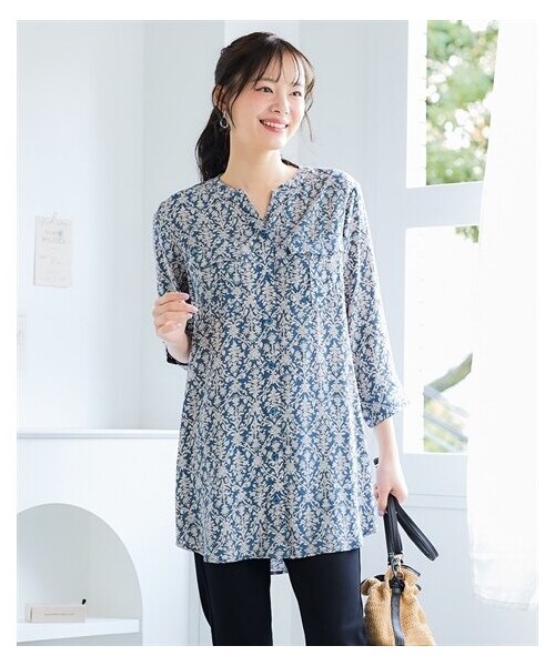 nissen（ニッセン）の「＜大きいサイズ＞接触冷感うすカル柔らか７分袖ダブルポケットシャツチュニック（チュニック・レディース・ネイビー系:花/ブルー系:チェック/黒系:ドット/グレー系:アラベスク/オフホワイト系:木の実柄/ダークネイビー系小紋柄/ネイビー系小花柄/ネイビー系チェック・L/LL/3L/4L/5L/6L/8L/10L）」の5枚目の写真