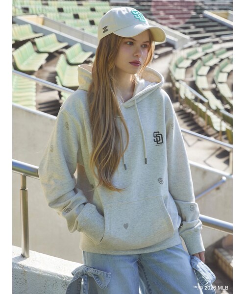 dazzlin（ダズリン）の「【MLB × New Era × dazzlin】ミニロゴアートフーディ（スウェット・レディース・アイボリー/グレー/ネイビー・L/F）」の4枚目の写真