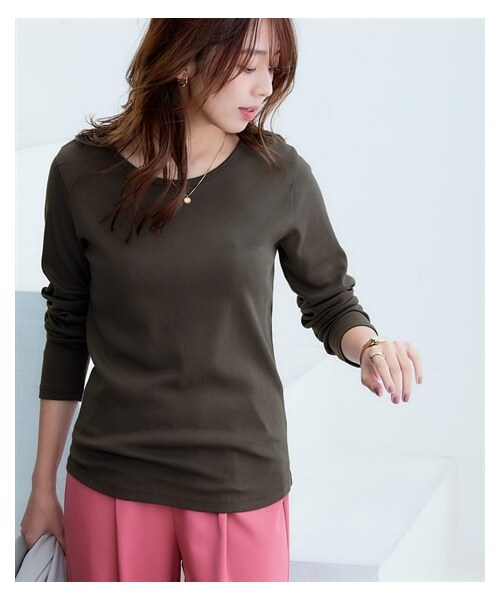 nissen（ニッセン）の「綿100%フライス素材クルーネックロングTシャツ（Tシャツ/カットソー・レディース・黒/オフホワイト/チャコール/ダスティーピンク/ディープグリーン/ワイン/カーキグレー/ライトグレー/ブルー/コーラルピンク/ピスタチオ/ラベンダー/ミントグリーン・S/M/L/LL/3L）」の5枚目の写真