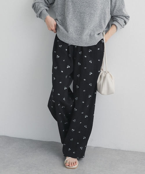 URBAN RESEARCH DOORS(アーバンリサーチドアーズ)の「フラワー刺繍イージーパンツ(その他パンツ・レディース・NVY×MULTI/BLK×MONO・Free)」の5枚目の写真