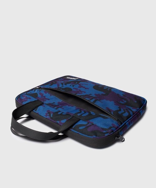 ADAM ET ROPE'（アダムエロペ）の「【by Parra/バイ・パラ】Purple camo beast laptop sleeve（ポーチ・メンズ・ブルー系・M）」の7枚目の写真