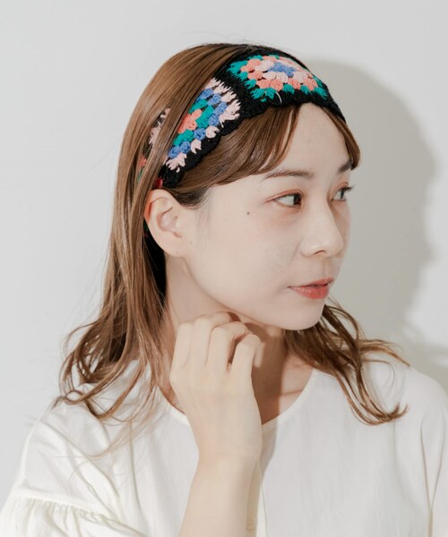 SMELLY（スメリー）の「クロシェフラワーヘアバンド（ヘアバンド・レディース・BLK・-）」の3枚目の写真