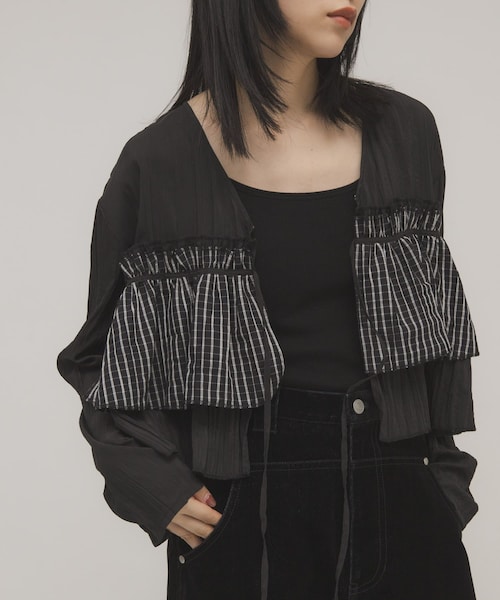 KBF（ケイビーエフ）の「フリルレイヤードブラウス（シャツ/ブラウス・レディース・IVORY/NAVY×IVO/BLACK・One）」の13枚目の写真